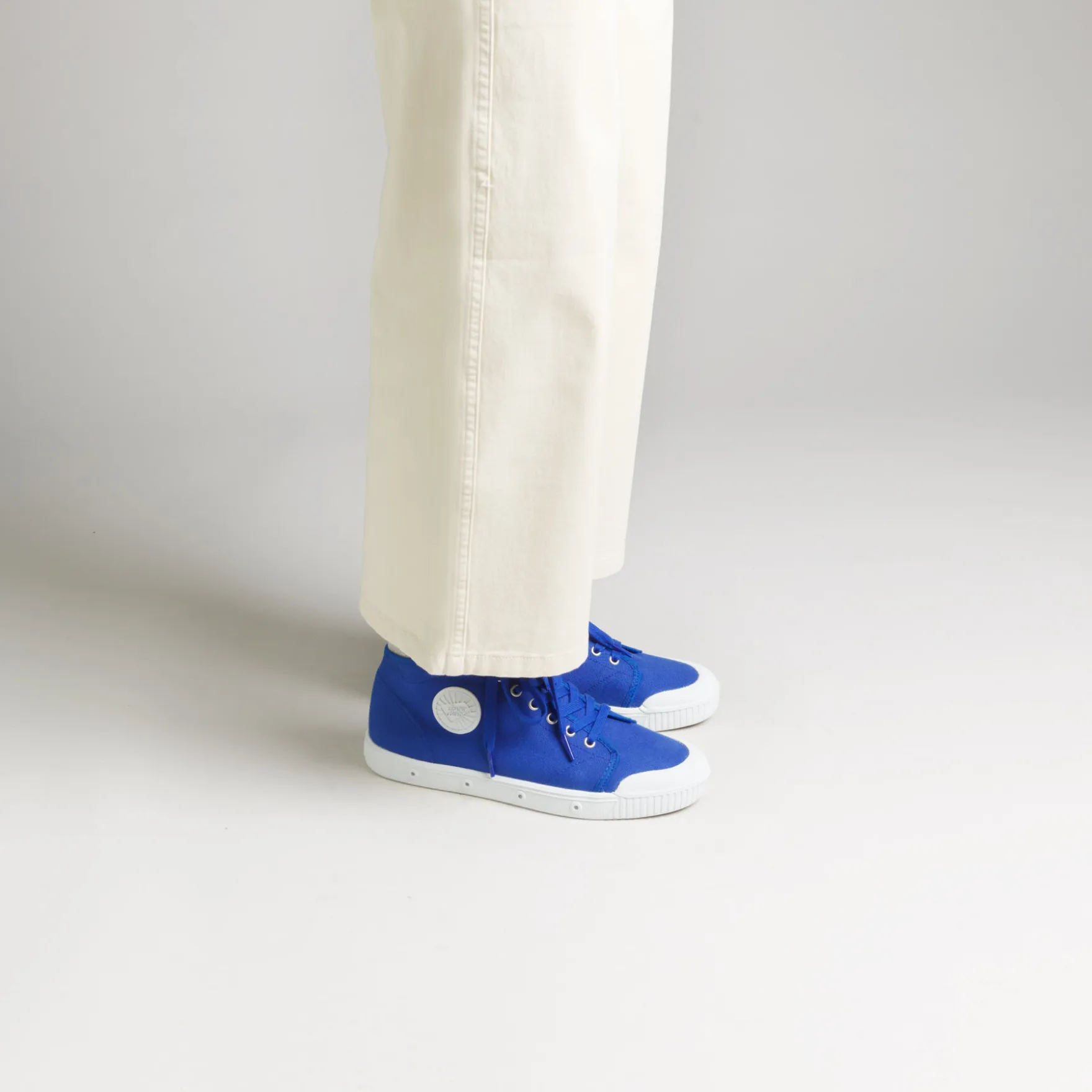 B2 CANVAS