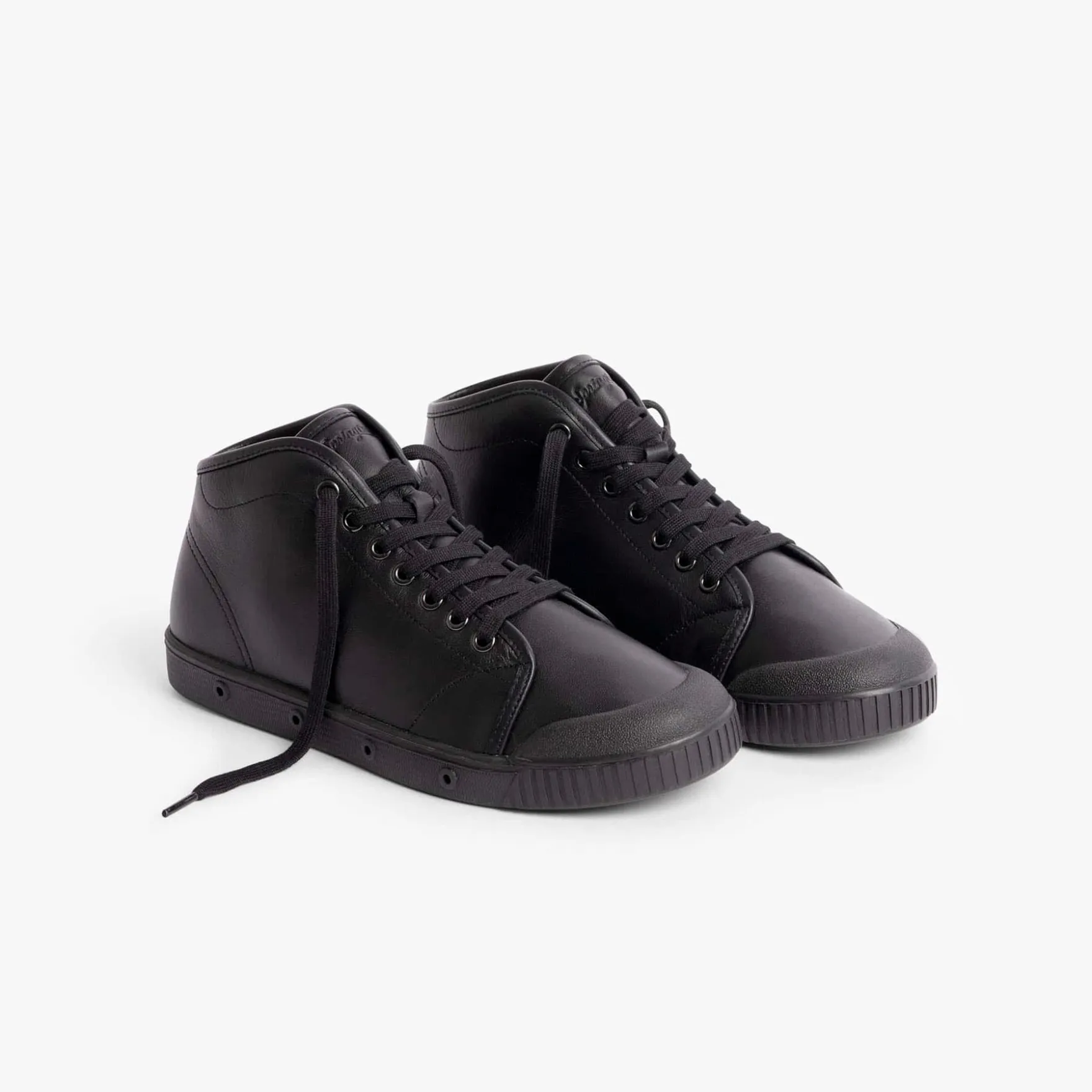 La basket noire en cuir de Spring Court