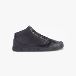La basket noire en cuir de Spring Court