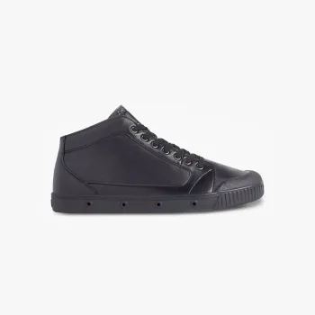 La basket noire en cuir de Spring Court