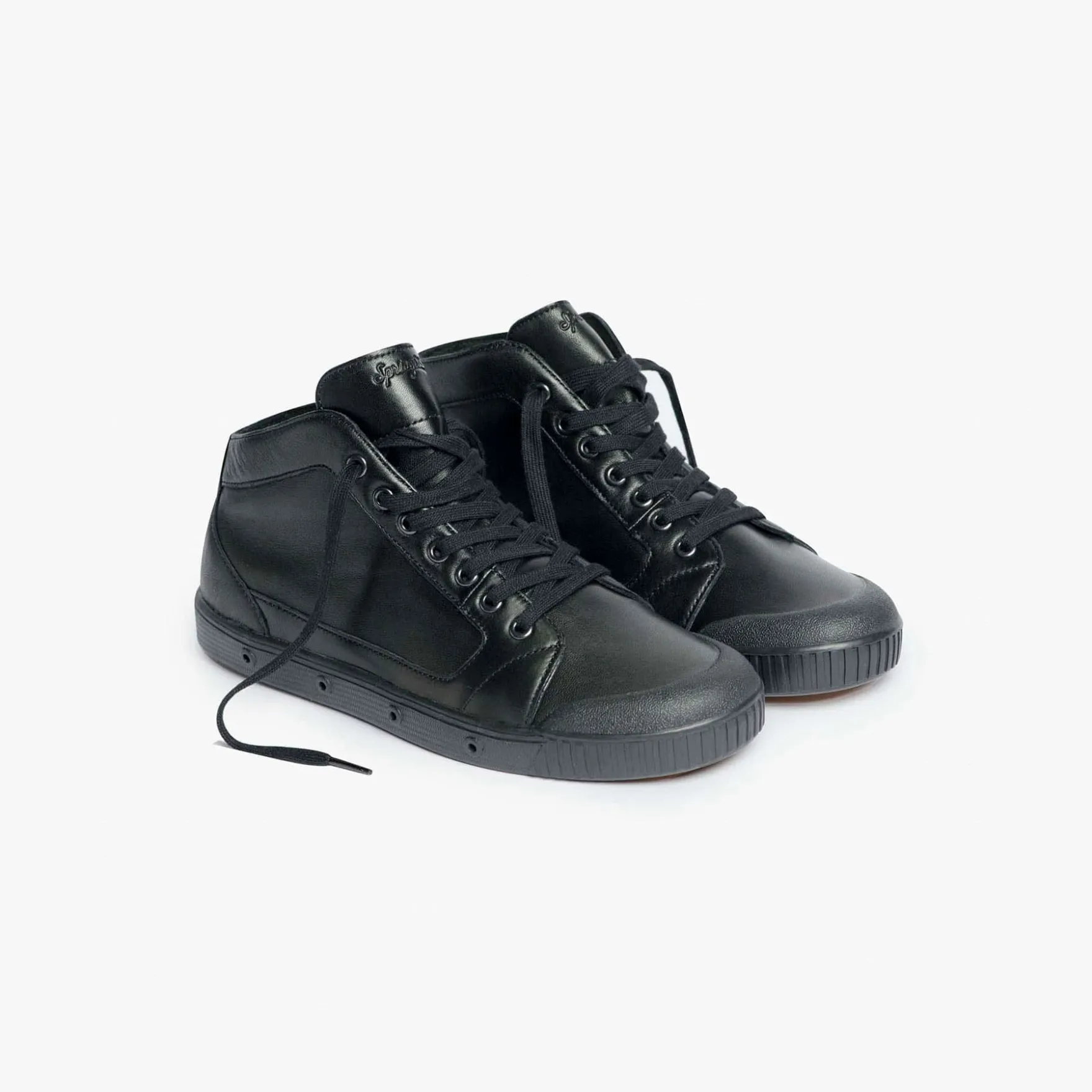 La basket noire en cuir de Spring Court