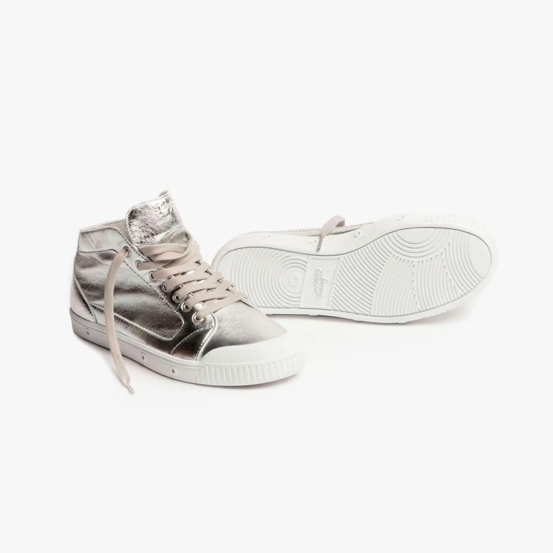 La basket gris métallisé en cuir de Spring Court