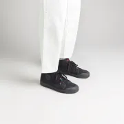 La basket noire en suede de cuir de Spring Court