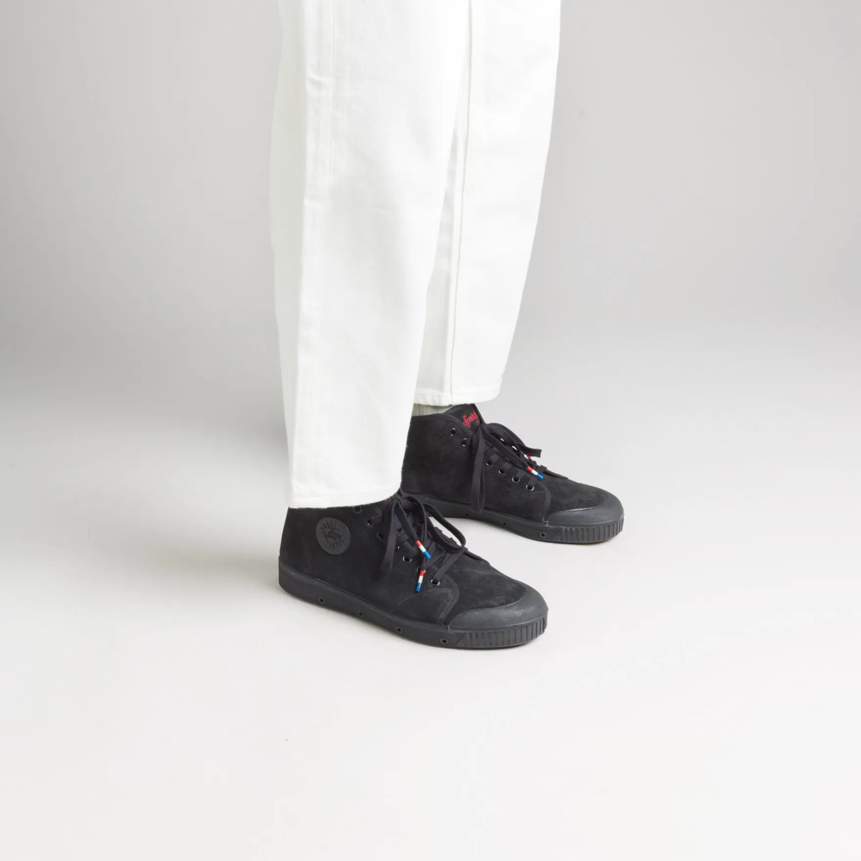 La basket noire en suede de cuir de Spring Court